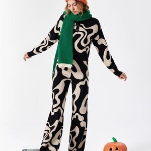 Black and Cream Swirl Pattern Knit Set